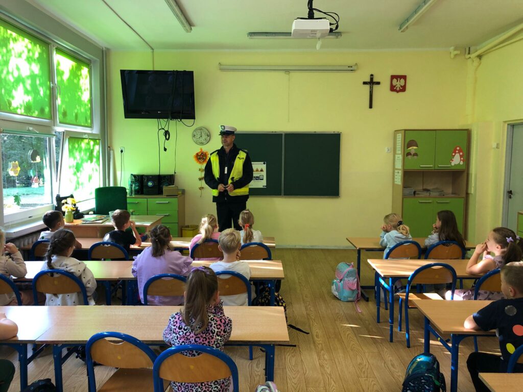 Spotkanie uczniów klas 1a i 1b z policjantem 548254273 1289364656325826 6137908152956009825 N 1024x768